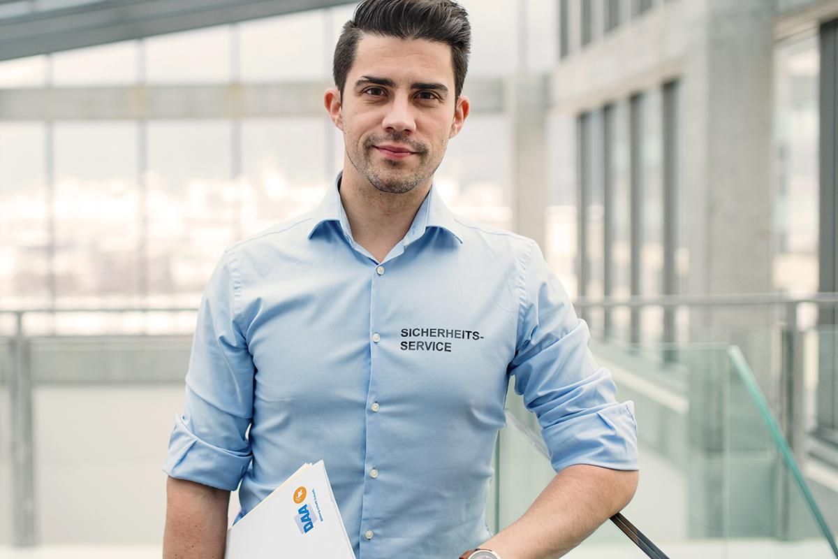 Mann im Flur stehend hat sich zur Sachkundeprüfung angemeldet