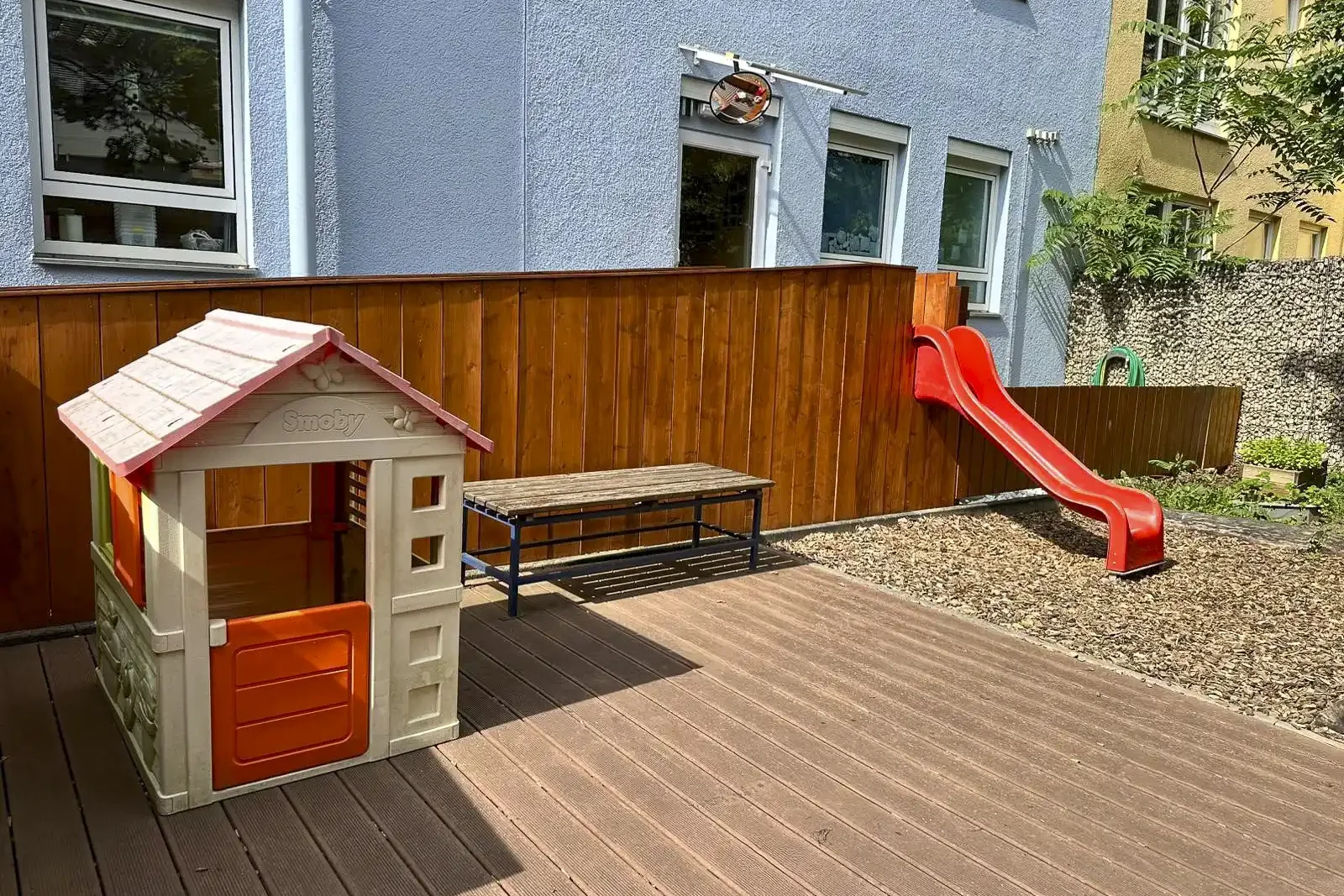 Garten mit Rutsche und Spielhaus